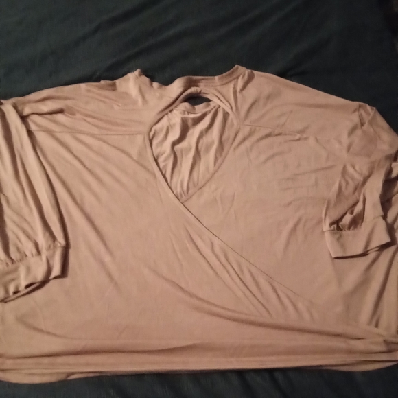 Old Navy 4X active wear crop tee - Picture 7 of 9